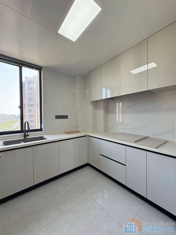 明月佳苑 全新精装未入住 带车位