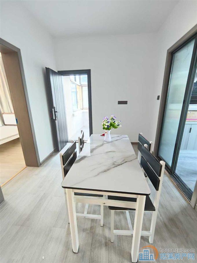 金山新村五楼新装修三室1800直接钥匙在