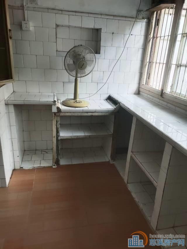 出租：园丁新村一楼带院子，1600