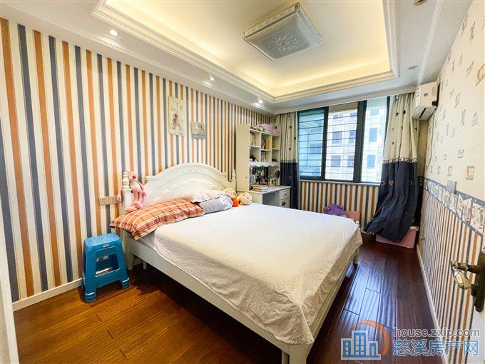 金色港湾小区138平193.88万精装