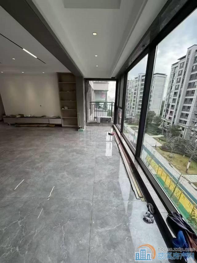 银杏小镇悦堂府朝南127平新装178万