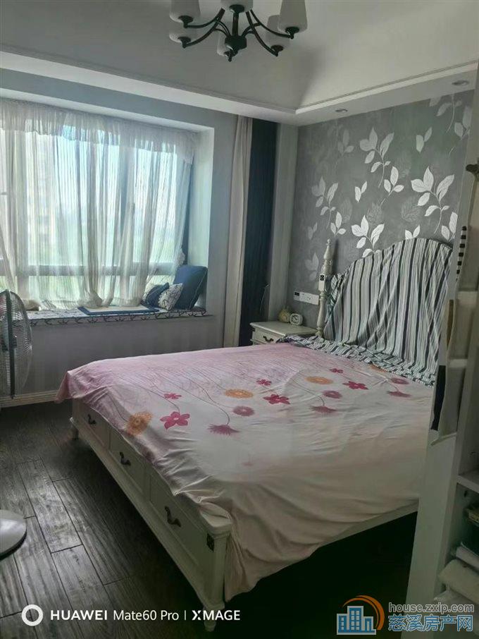 白金湾135平精装三室首次出租3500元