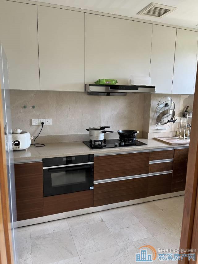 印象剑桥精装143平方车位一间