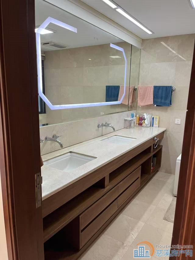 印象剑桥精装143平方车位一间