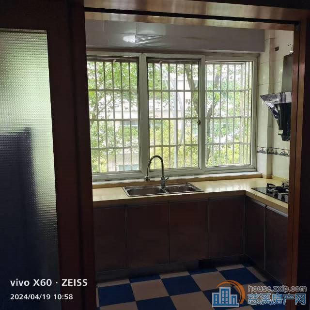 东兴苑2期2楼80平2室带车位2200元直