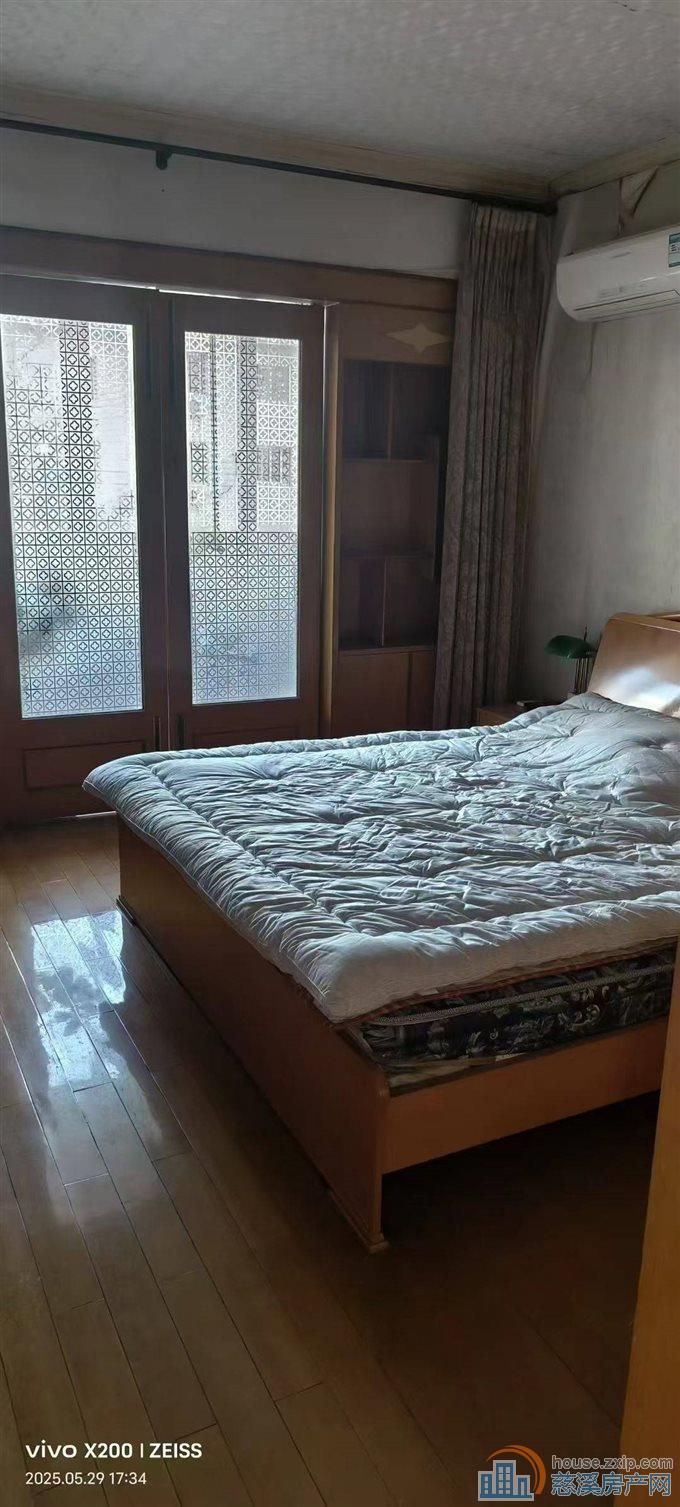 虞波花园4楼141平方精装二年115万