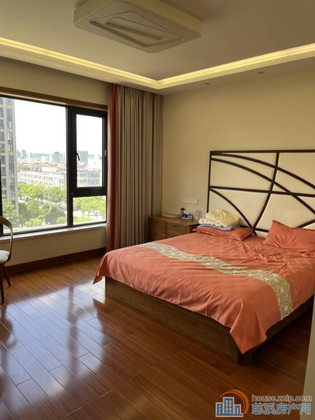 印象剑桥精装143平方车位一间