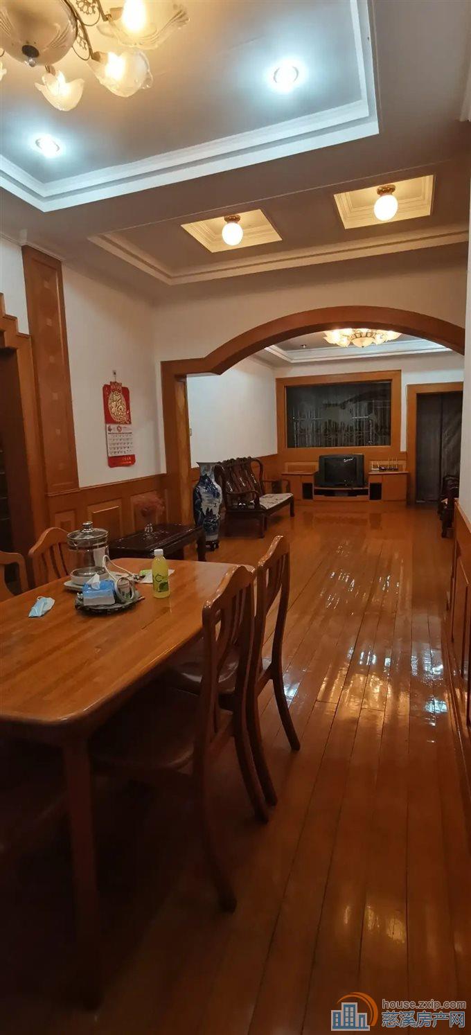 虞波花园精装141平带杂物间送阁楼啦！