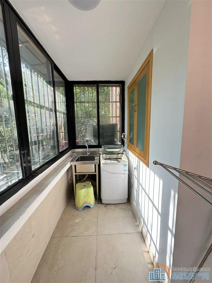 水门路综合楼 精装62平方62.8万三小