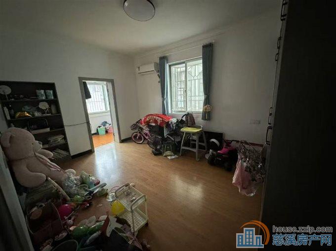 金山新村西区3楼76平十架精装两年85万