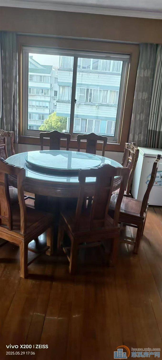 虞波花园4楼141平方精装二年115万