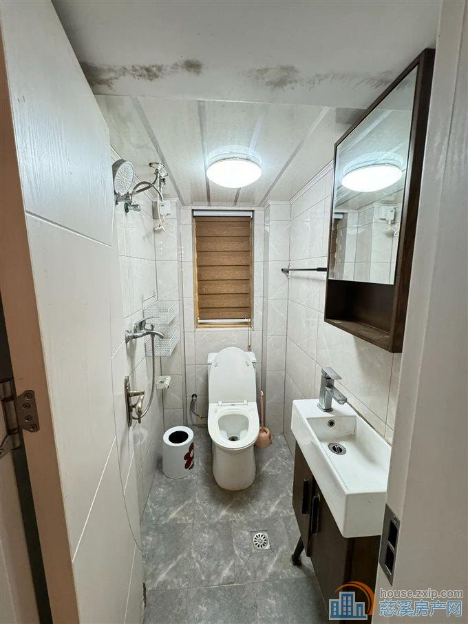 水门路综合楼 精装62平方62.8万三小