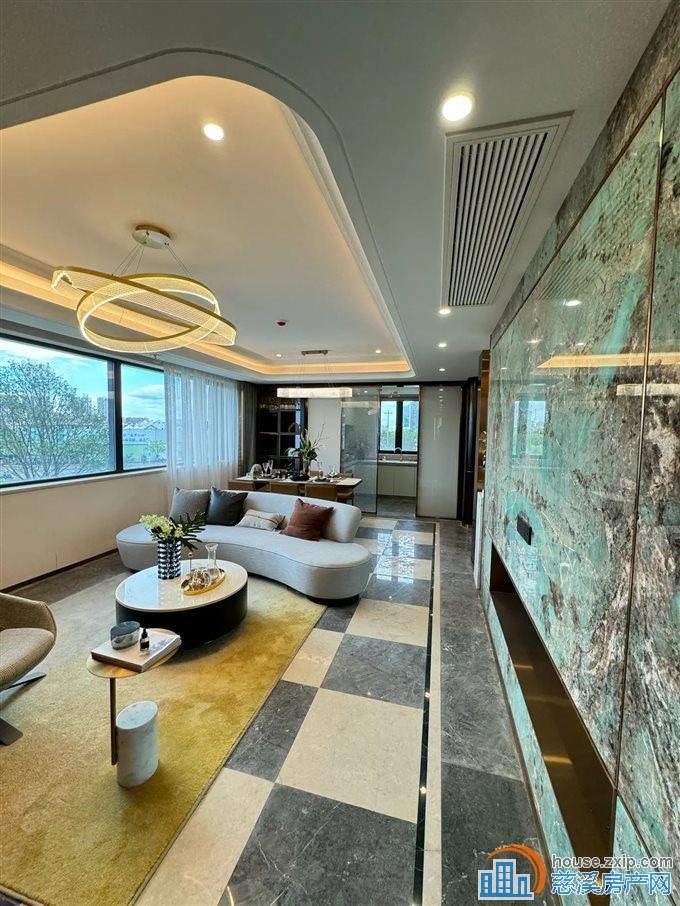 万固143平 豪华装修 带露台 包营业税