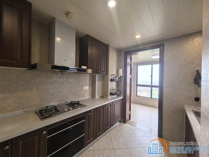 金地鸿悦190平 305万 精装修