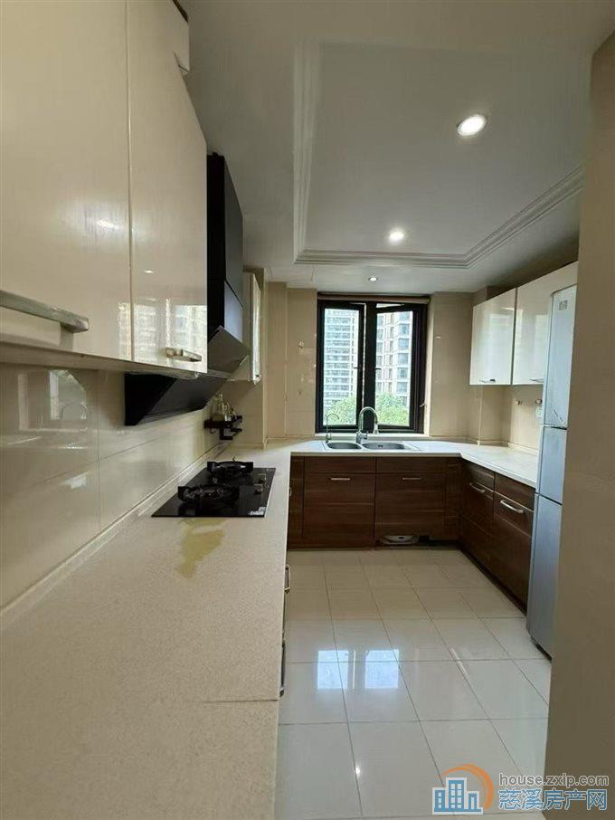 绿城慈园171平带一个产权车位精装