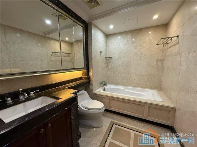 绿城慈园171平带一个产权车位精装