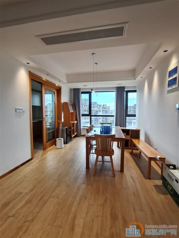 金仕华庭142平精装修原木风230万