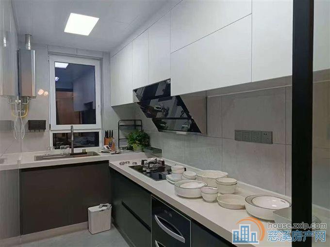 天安盛世臻境97平3间朝南送车位精装