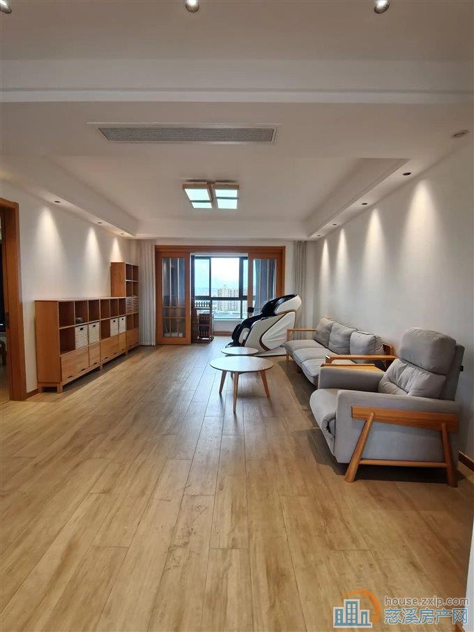 金仕华庭142平精装修原木风230万