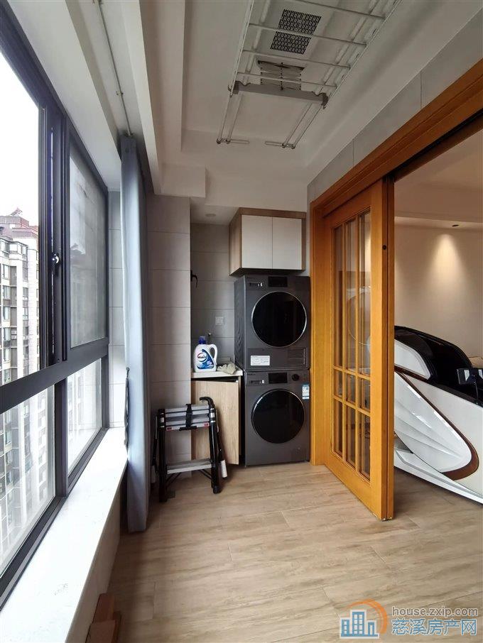 金仕华庭142平精装修原木风230万