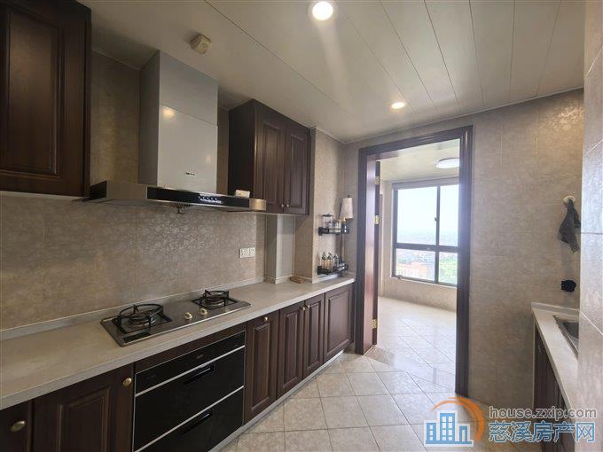 金地鸿悦189.4平 305万 精装