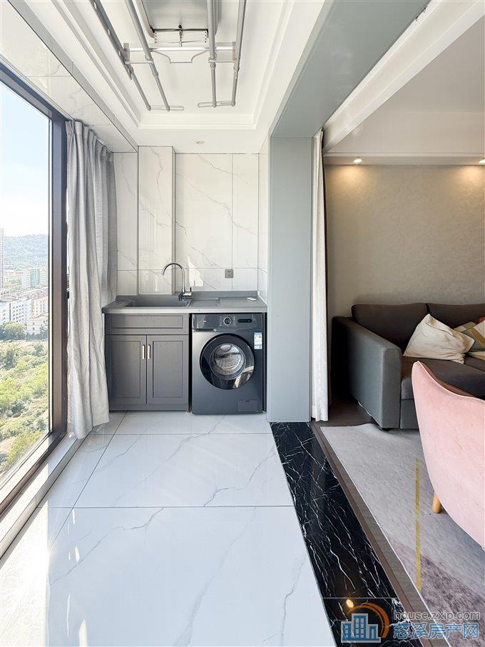 江畔壹号苑 精装 101平方138万