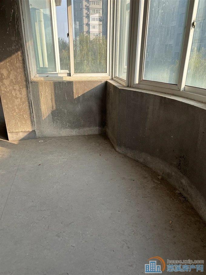 东兴苑 毛坯133平方 双车位 杂物间