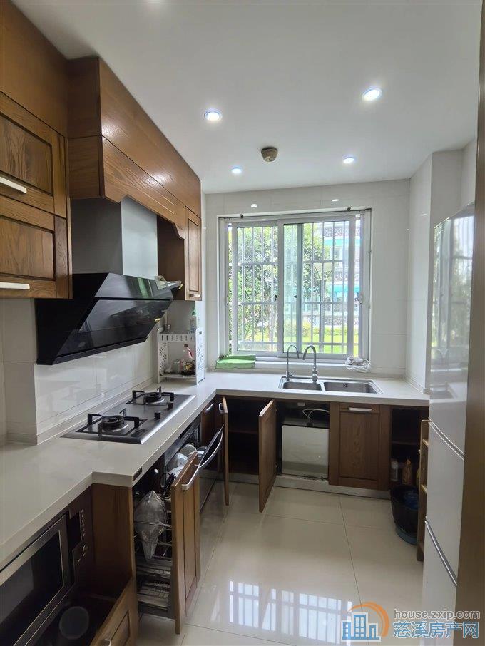 东兴苑南区 低楼层90平126万带车库