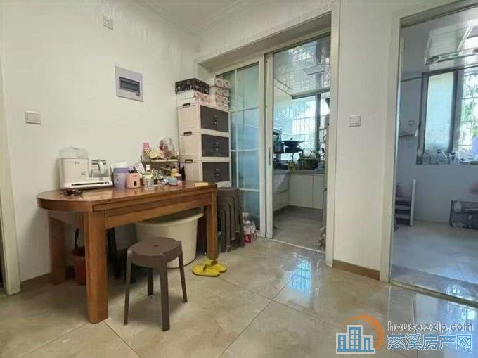 城东新村2楼东边套65平方架空层可读书