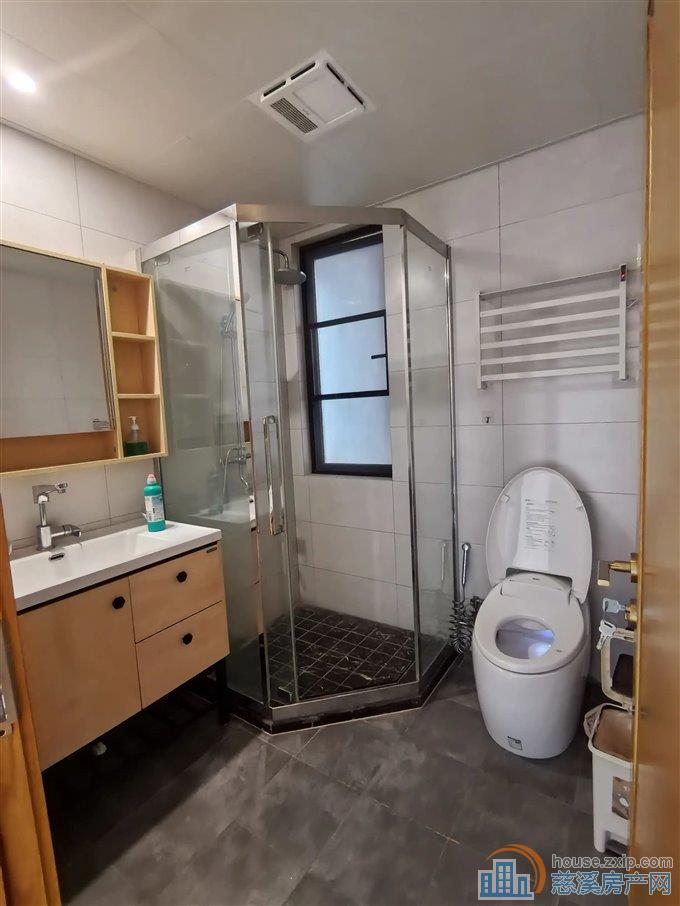 金仕华庭142平精装修原木风230万