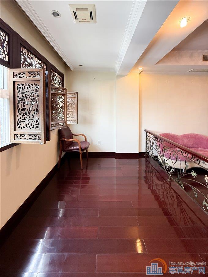 秀水华庭174平159.8万顶复送车位