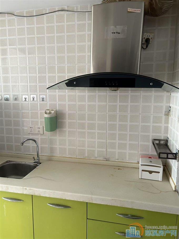 富丽湾朝南一室一厅精装1300元直接钥在