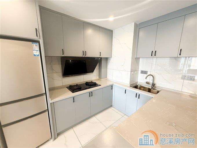 江畔壹号苑 精装 101平方138万