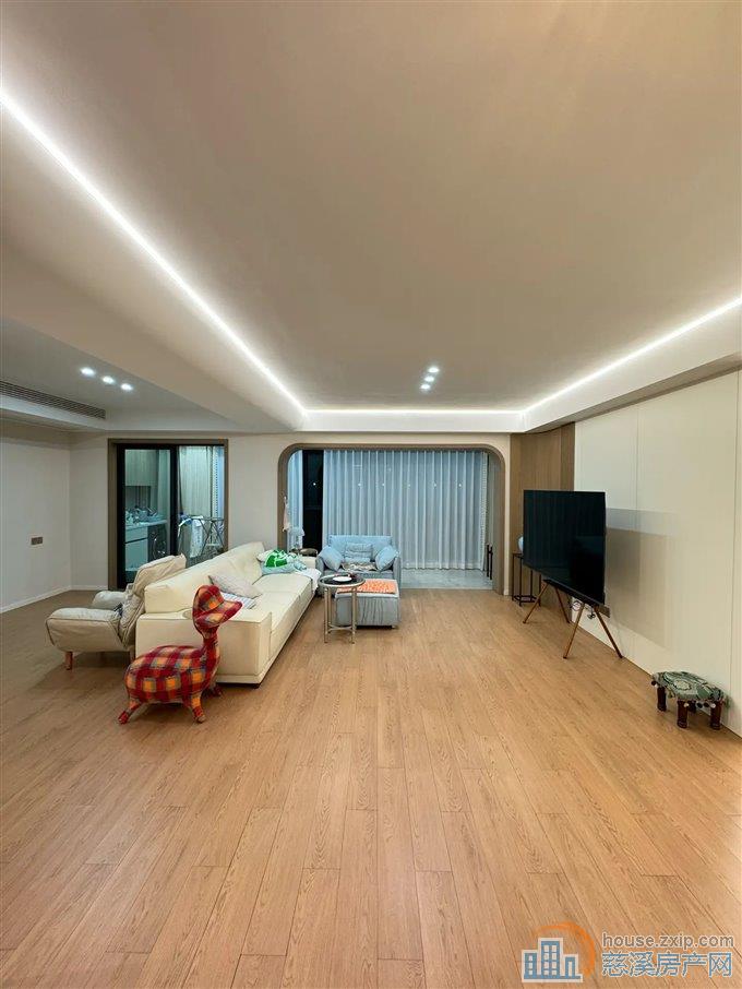 稀缺辉逸云庭洋房 法式豪华装修50万