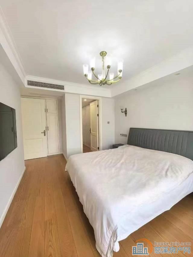 誉林府电梯房7楼95平精装215万车位