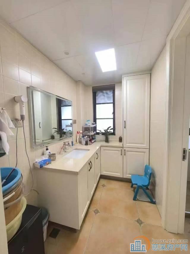 誉林府电梯房7楼95平精装215万车位