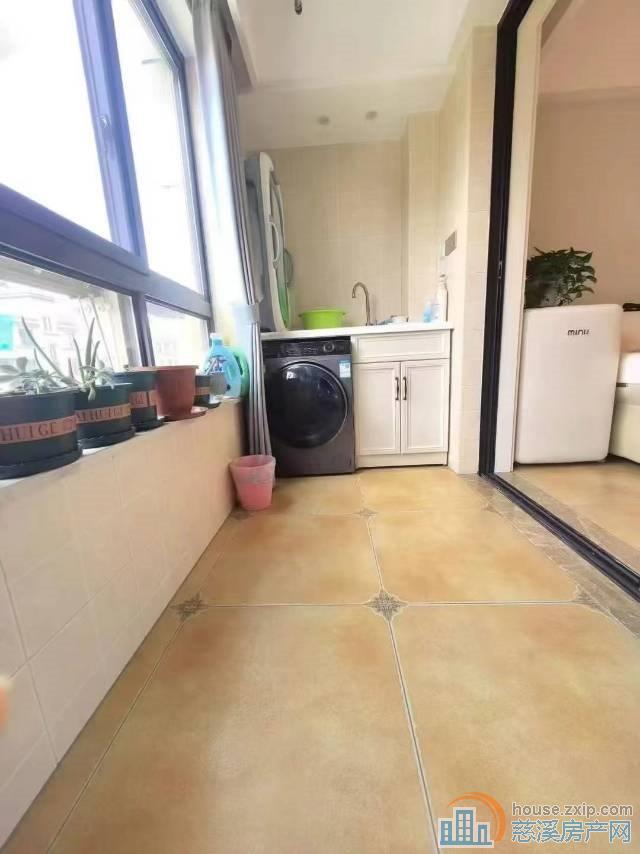 誉林府电梯房7楼95平精装215万车位