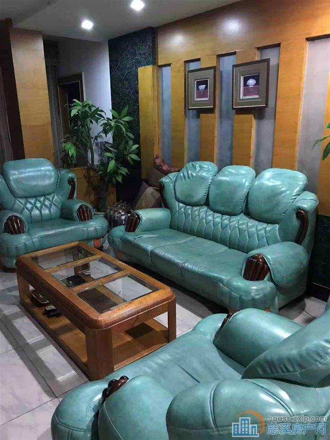 实验公寓109平低楼层精装三室120万