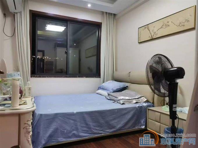 恒元新境电梯房138平精装三室185万