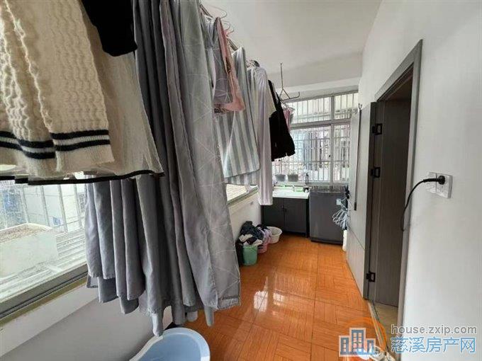 金山新村西区3楼76平精装满两年83万