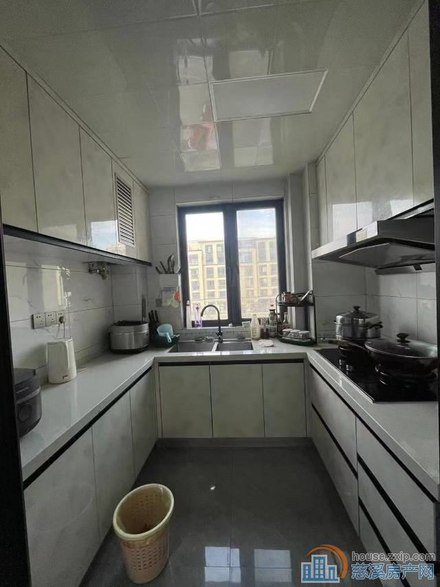 阅江府边套精装133平四室239万