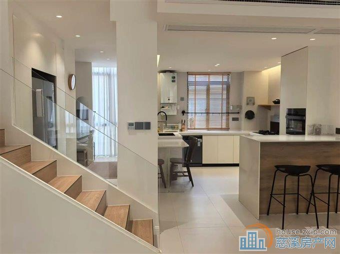 中梁泊景庭上叠316万送车位杂物间