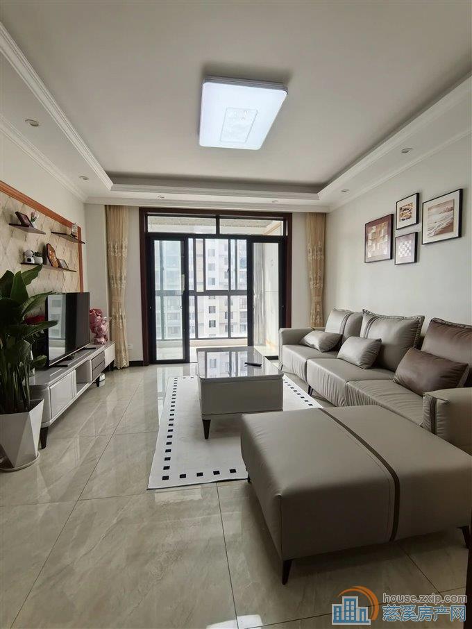 明月佳苑 精装没怎么住过 带车位杂物间