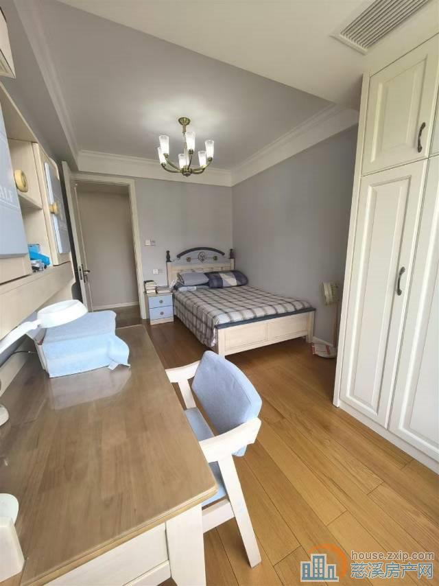 誉林府电梯房7楼95平精装修215万