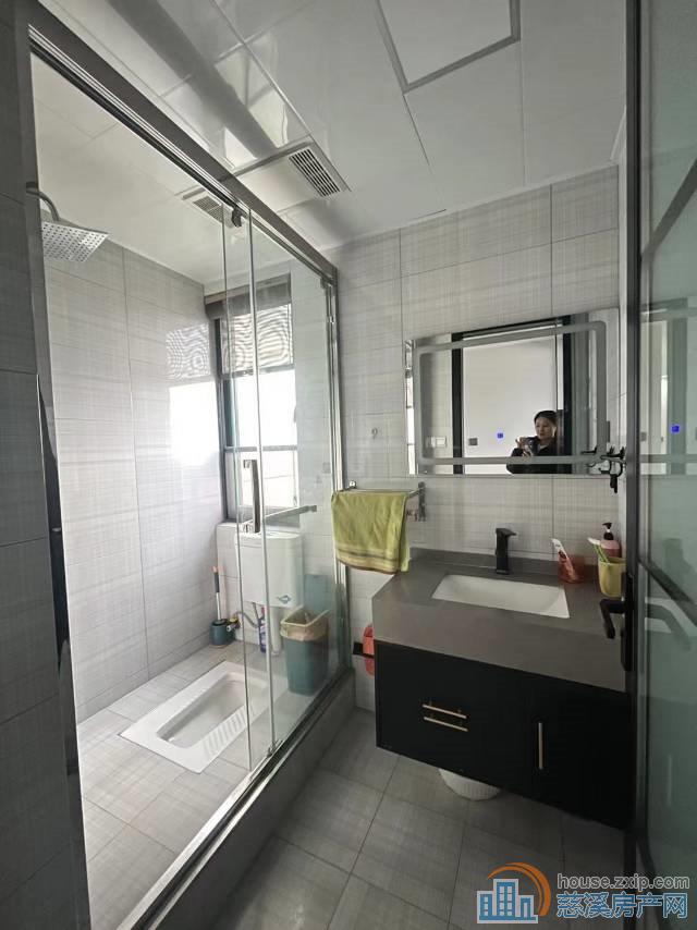 阅江府边套精装133平四室239万