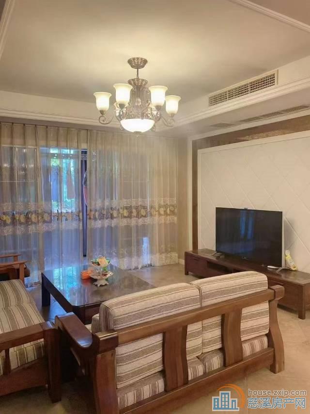 东兴苑北区1楼114平婚装135万直