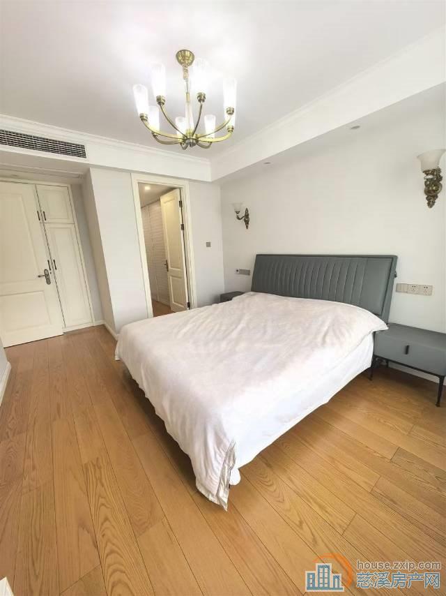 誉林府电梯房7楼95平精装修215万