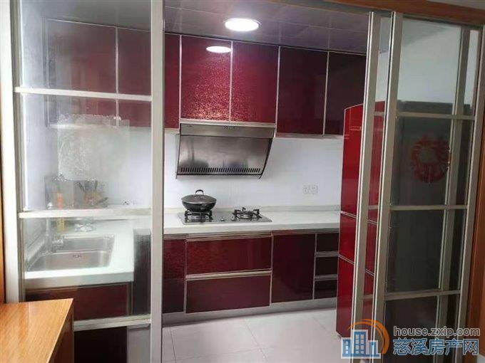 玲珑小区多层4楼95平架空层精装102万