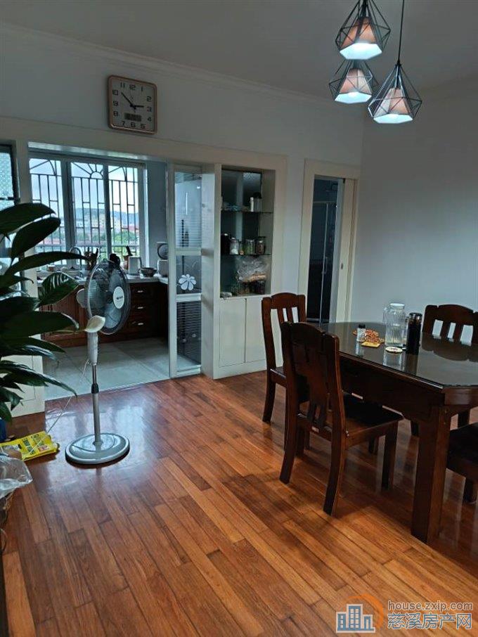 孙塘新村5楼115平三室二卫2000元