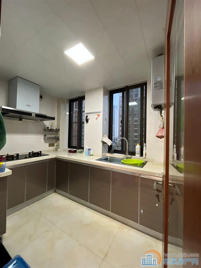 上笆里花苑 精装 带车位杂物间 楼层好